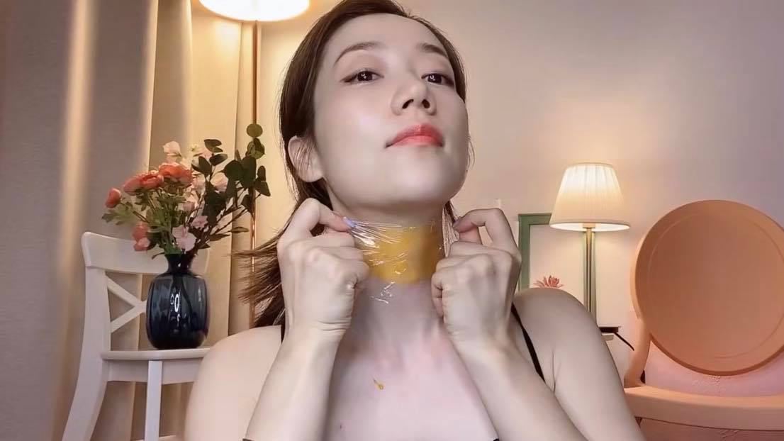 方法(三)DIY颈膜 配合上述改善颈纹拉伸运动,有丽欧尼也推荐了一款DIY天然颈膜;适量面粉加上天然蜂蜜和蛋黄,搅拌均匀后涂抹到颈部,然后用保鲜膜包裹着10-15分钟后清洗干净;最后是用高保湿的面霜或眼霜涂抹在颈部即可~