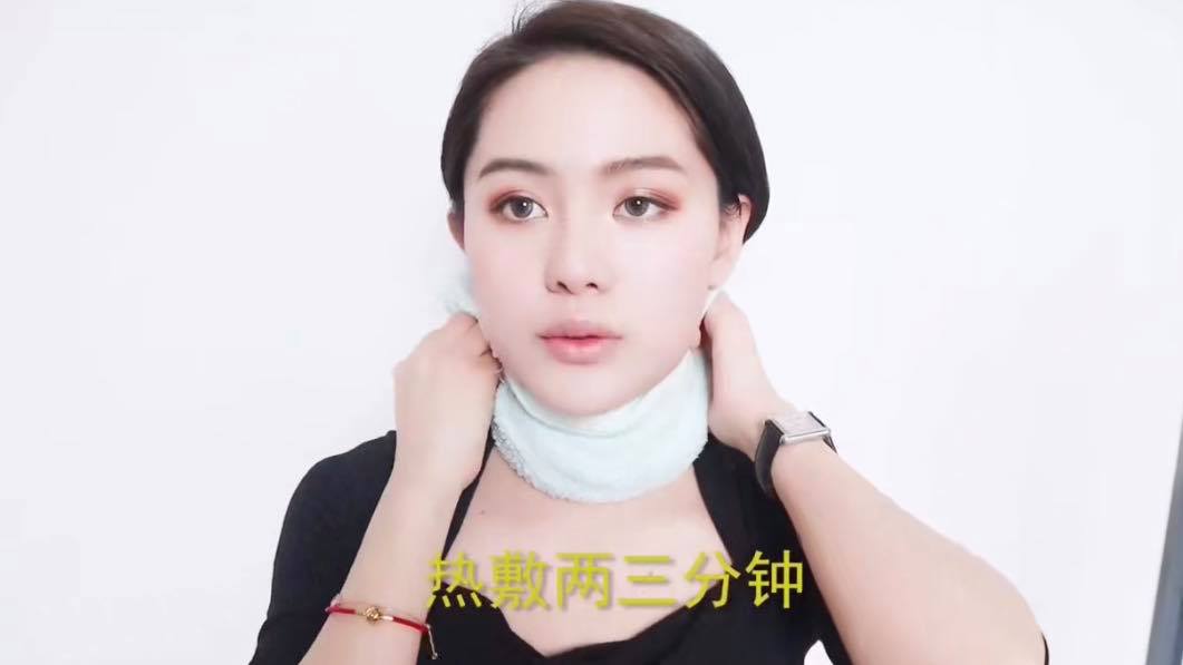 方法(四)Vaseline去颈纹法 小资女孩们家中肯定少不了Vaseline凡士林吧?(笑)小红书上不少博主都推荐过切实测有效的「Vaseline去颈纹法」,大家不妨笔记起来试试: ▲ 步骤一:首先用温热水将毛巾打湿,用来热敷颈部2-3分钟;