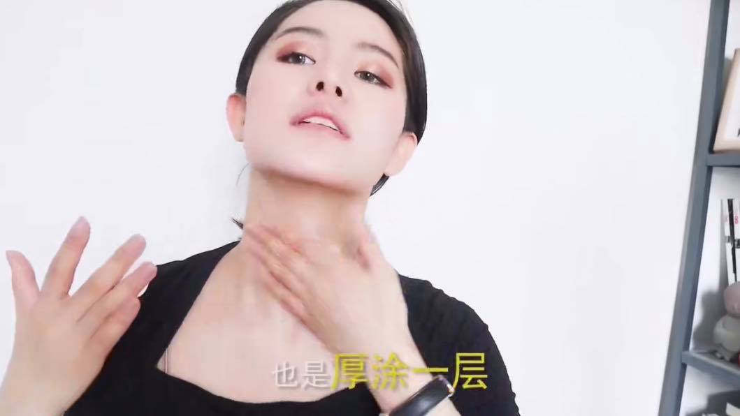 ▲ 步骤三:厚涂一层保湿身体乳,用保鲜膜裹上15分钟;最后揭掉保鲜膜洗净即可。据知做完一次就能看到明显颈纹淡化效果哟!