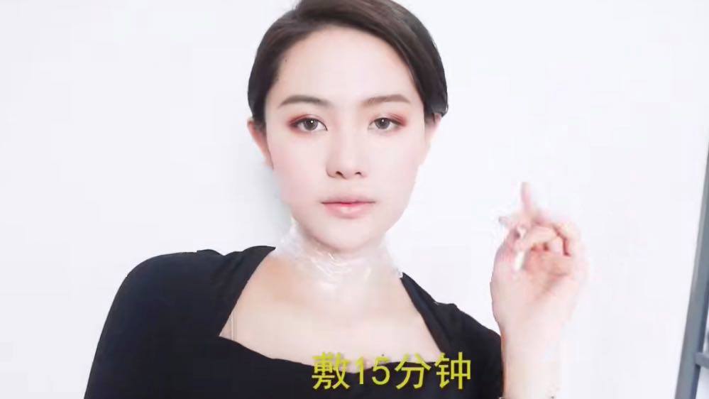▲ 步骤三:厚涂一层保湿身体乳,用保鲜膜裹上15分钟;最后揭掉保鲜膜洗净即可。据知做完一次就能看到明显颈纹淡化效果哟!