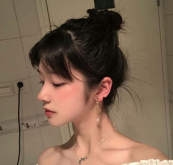 方法(二)避免长时间当低头族,每天来点简单拉伸运动吧! 长时间当低头族不仅容易养出厚圆肩和虎背熊腰,还会因为长时间加重颈部肌肤压力「赘肉」、「纹路」随之而来,久而久之养成了颈项的一道道显老褶纹!日常中可多透过简单的肩颈拉伸运动,锻炼紧致一下颈部肌肤和肌肉。