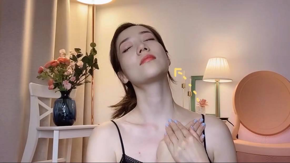 ▲ 动作二:双手摁在偏左的位置往下压、头部向右仰10秒;然后同样动作换边做~