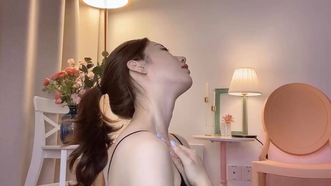 ▲ 动作三:重复以上动作,同时舌头重复吐出-收回。