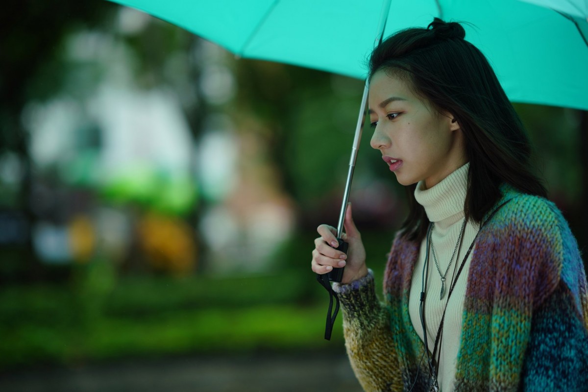 就在她准备好要告白时,李助豪竟然抢先一步向她的闺蜜兼校花网红宋依静告白了,而且竟还拜托她帮忙追求依静!这段我爱你你爱他的「三角习题」里,面对爱情与友情田筱湘该如何抉择?