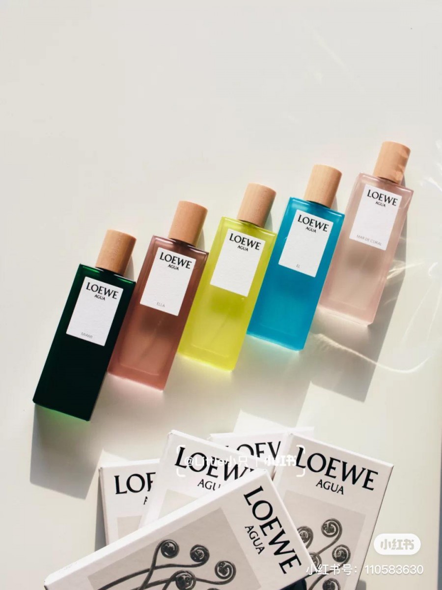 近期在小红书上讨论度破表的LOEWE最新款Rainbow Collection彩虹系列香水为AQUA和AURA系列做了瓶身升级,采用了质感绝佳的彩色半透明磨砂设计,颜值简直太圈粉惹~❤️