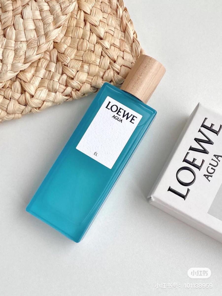 海洋气息 LOEWE AGUA EL 前调为日本柚子、意大利佛手柑、柑橘和葡萄柚;中调是菠萝、泉水、青苹果和黑醋栗;后调则有檀香木、雪松、青苔的麝香。整体糅合出夏天海洋气息,刚喷洒出来会有干净沐浴后的香气,中后调则是暖木质调;虽是男香但闻起来更偏中性,女生用也很迷人!