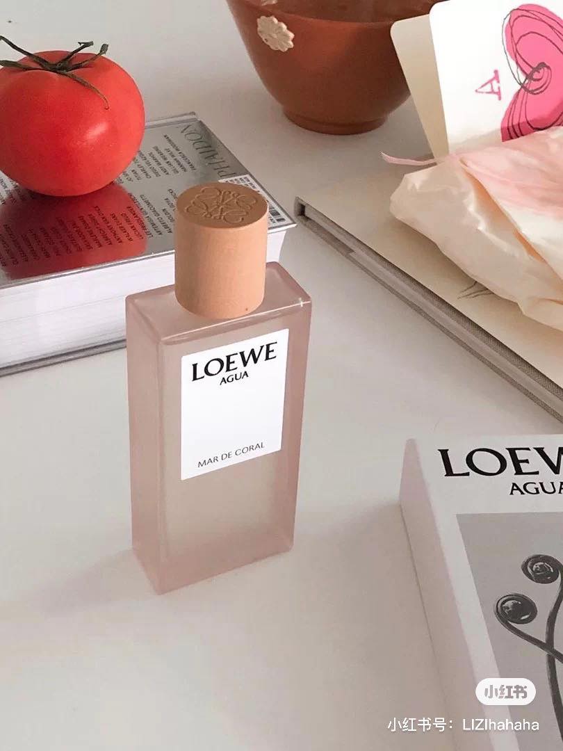 粉色珊瑚海 LOEWE AGUA MAR DE CORAL 另一款粉雾瓶身MAR DE CORAL的中文译名特别梦幻--「粉色珊瑚海」;前调由葡萄柚、橘子、柚子和橙花糅合而成甘甜香气,中调则有茉莉、薄荷叶、铃兰和番茄叶融合成一抹清新绿意,后调则有雪松、琥珀、麝香及香草调和出柔和舒适气息。博主 @ AnnyFan 形容这款香气为「渐进自然雅致气息,整体塑造了一种舒服迷人、慵懒氛围」,是一款仿佛置身于海边度假、享受暖暖海风吹拂的香味呢~