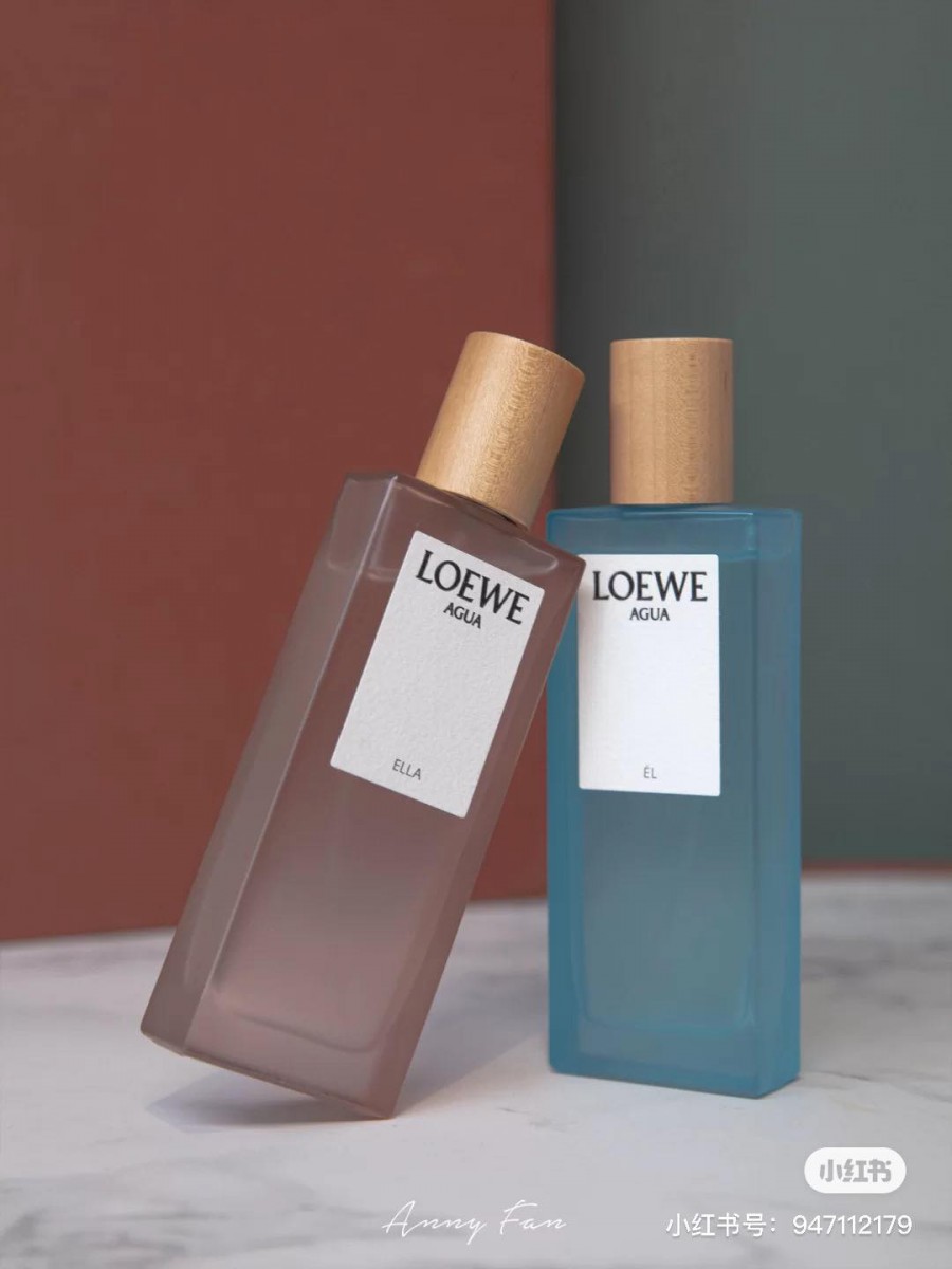 淡雅花果香 LOEWE AGUA ELLA 作为上述粉雾蓝色瓶身EL的「情侣对香」,这款ELLA的香气是特别淡雅的女生感花果香调。前调糅合了金橘、香柠檬、百香果和意大利佛手柑果香,中调则是呼叫、玫瑰花和睡莲,后调有暖木质调的檀香木、雪松和麝香。