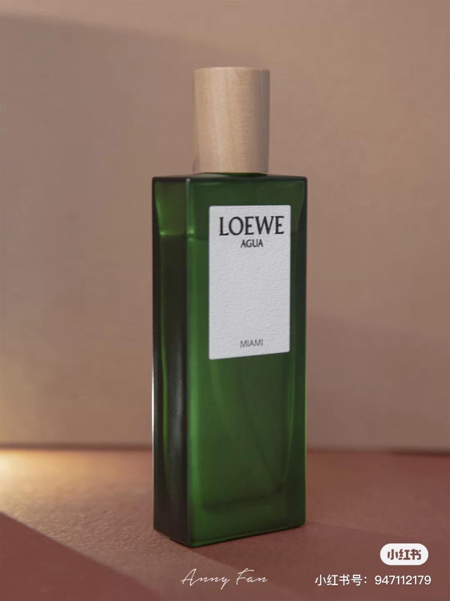 盛夏风情 LOEWE AGUA MIAMI 目前推出的5款香氛中最自然清新的一款香气,灵感源自夏季迈阿密的白昼黑夜;前调为香柠檬、柑橘和苦橙;中调为橙花与铃兰;微雕则是鸢尾花和麝香。从开始的浓郁果香渐进至干净清苦不腻的花香,并且夹杂了淡淡的皂感香气;轻轻喷洒马上感觉被包裹于盛夏风情之中。