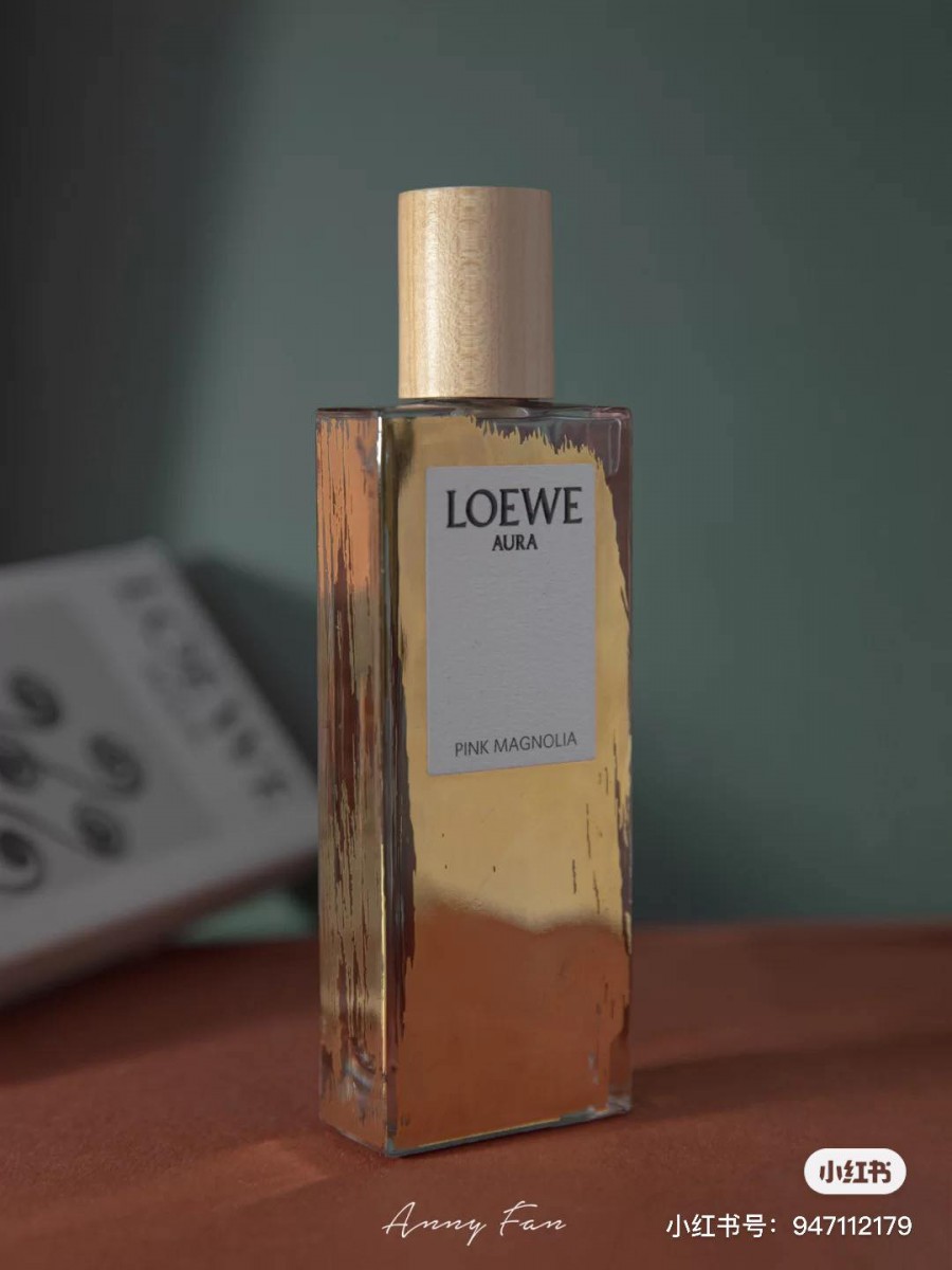 金光熠熠 LOEWE AURA PINK MAGNOLIA 纯金泼墨设计瓶身特别华丽,中调的木兰花想起被前调红浆果香气包裹着渐近向外散发香气,后调余韵是则由麝香和檀木香糅合而成,被博主们形容为「香气和瓶身一样,是一款光芒四射、散发迷人魅力的香水」~