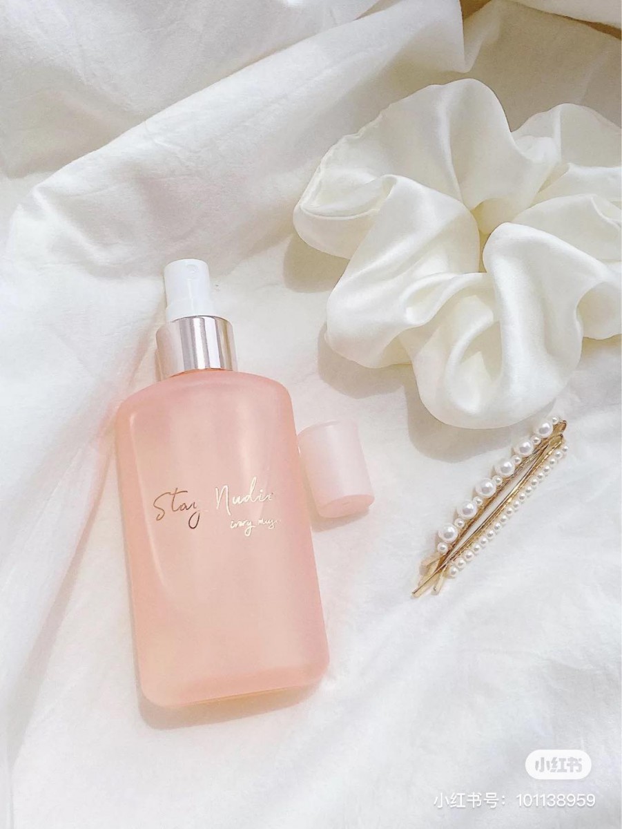 BODYHOLIC Stay Nudie Hair & Body Mist (100ml) RM79 >> 链接 这款小众但粉雾半透明简约瓶身的韩国发香与身体喷雾,因CP值和颜值超高在小红书上掀起热议~洁净皂香Ivory Musc是最热销的款式,让人闻着不禁想起阳光下晾干的衣物,柔软而清新;另外两款Over Floral和Grassy Tulip则较偏女孩感花香味,纯净迷人~