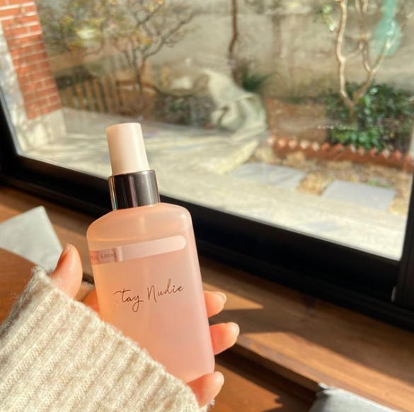 BODYHOLIC Stay Nudie Hair & Body Mist (100ml) RM79 >> 链接 这款小众但粉雾半透明简约瓶身的韩国发香与身体喷雾,因CP值和颜值超高在小红书上掀起热议~洁净皂香Ivory Musc是最热销的款式,让人闻着不禁想起阳光下晾干的衣物,柔软而清新;另外两款Over Floral和Grassy Tulip则较偏女孩感花香味,纯净迷人~