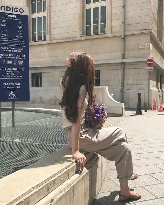 相信很多Girls为了成为「香香公主」会选择将香水喷洒在头发上;但香水中含有酒精和其他化学成分,频繁喷在头发上很大可能会损害发质哟~想要在发丝飘逸的同时散发斩男迷人香气、让TA忍不住对你来一波亲昵摸头杀…发香喷雾绝对适合你!? 下面马上来给小资女孩们推荐3款「发丝留香心机好物 - 发香喷雾」,让你在走动或头发自然随风飘逸时隐约散发迷人淡雅芬香,真正做到「连头发丝都迷人」: