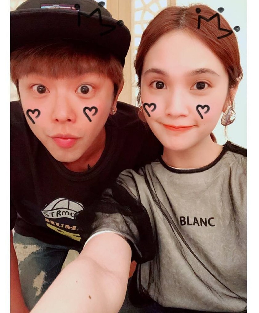 初恋女友杨丞琳悲恸发长文：能够与他相遇，是我这辈子的福气 小鬼与杨丞琳之间将近20年的感情从初恋一路升华至一生挚友，女方也曾公开表示：「我的青春确实就是住了他，他是我的初恋情人；小鬼看着我朝梦想前进，一路看着我这10几年，终于站在满满都是观众的舞台；他的出现对我很重要！因为我们一直出现在彼此的各个阶段」。 「有种感情叫小鬼与杨丞琳」，俩人之间感人的情谊一直为粉丝们津津乐道。小鬼离世的噩耗传出后，稍早前杨丞琳悲恸发长文悼念令人鼻酸：「能够与他相遇，是我这辈子的福气；鸿升，我相信未来你还是会在，只是用不同的形式陪伴。谢谢你出现在我的生命里...」