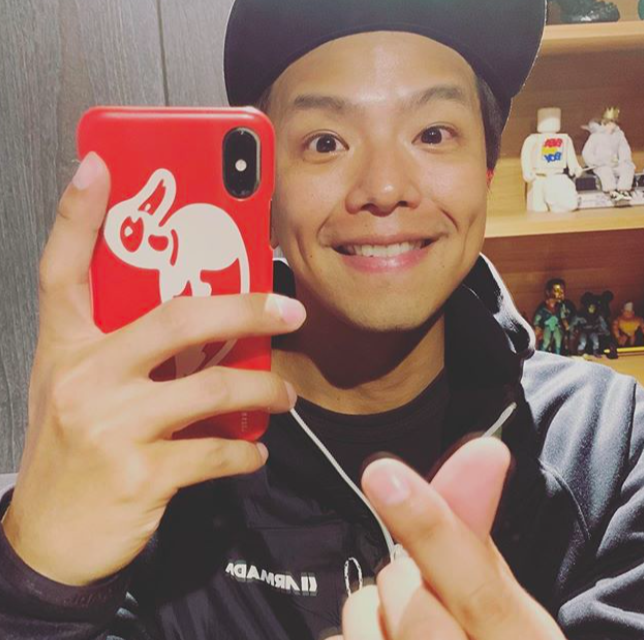 「依依不舍 舍不得」,活着的我们都要好好的、记住离去的他们的美好模样 或许,先离开的人们并没有消失,只是在活着的我们跟随时间分秒往前进时停在了那里。他们用闪烁炙热的目光,继续注视着慢慢往前进的我们,等待终有一天和我们以不同的形式再相遇,till we meet again。