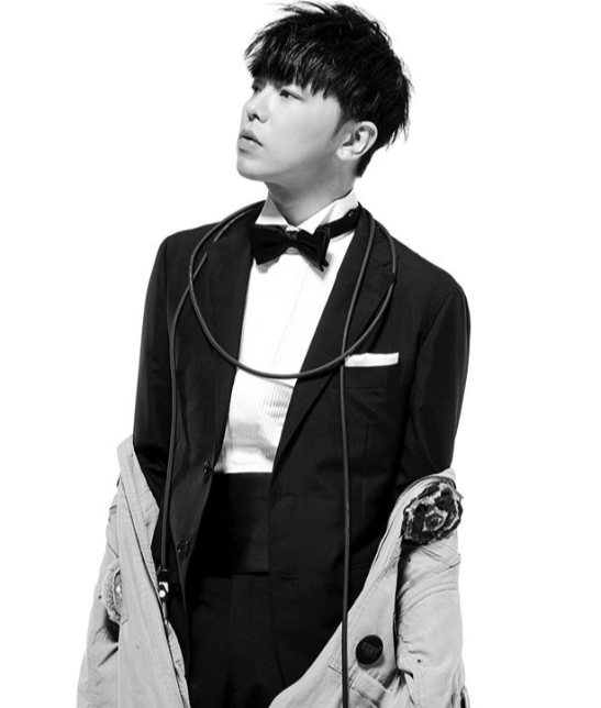 处事努力认真、待人暖举数不清的小鬼在演艺圈中积攒了极佳人缘;昨日至今许多受其照顾的后辈、看着他成长一路提携他的前辈、以及交情甚笃的好友们纷纷发文悼念。 其中一直没有公开承认恋情的绯闻女友峮峮痛心发文承认与小鬼交往一年半;并透露小鬼两周前突然和她说「我们不要结婚好吗?」,原因是「如果未来我怎么了你就可以不用负责任,你可以是一张白纸的嫁给别人」,字字句句令人心碎。