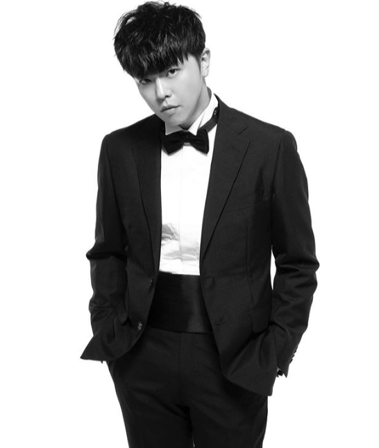 小鬼黄鸿升16日被父亲发现倒卧在家中无生命迹象,骤逝消息震惊各界,也令其家人至亲、朋友和粉丝们悲恸万分。其一直没有公开承认恋情的绯闻女友峮峮深夜在Instagram心碎发文认爱,配图是在其身边熟睡的小鬼身影,也细数男方生前超暖举动。文末她痛心喊话:「黄鸿升,我只想要你... 」,让网民鼻酸泪奔。