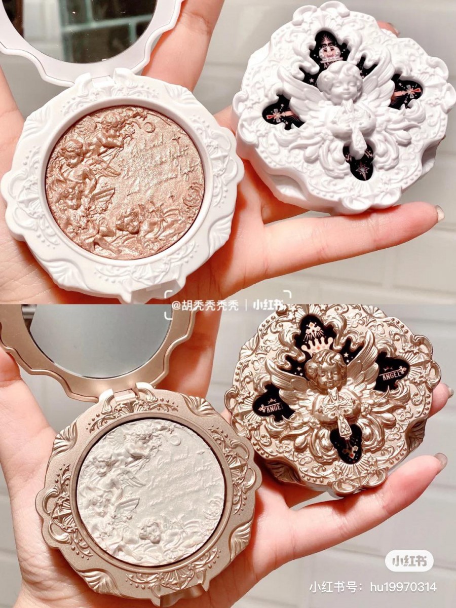 预告图一出即掀起超高讨论度的这款「花知晓 x Prettyrockbaby 小天使系列高光」天使群像设计和压纹的精美程度宛如艺术品！