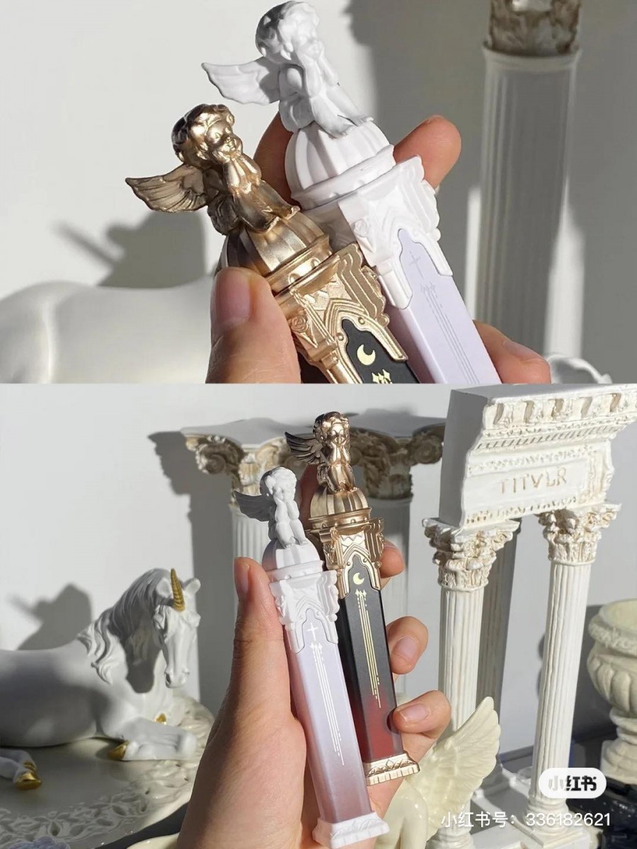 羽毛唇釉部分外包装也有着精美的立体小天使设计，唇釉是特别秋冬感的色泽，质地特别丝滑还会巧克力般甜甜的味道～