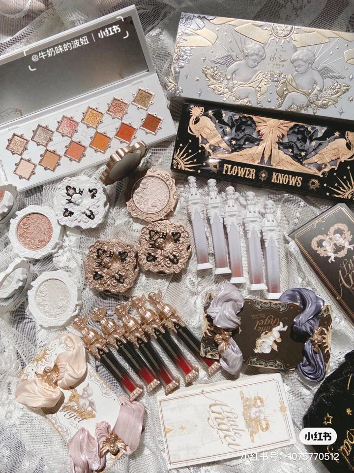 来了来了...超懂少女心的花知晓又来了！这一次她们家最新推出的Prettyrockbaby 联名小天使系列，设计极为奢华绮丽的浮雕高光、十二色眼影盘和羽毛唇釉，超狂颜值完美呼应了品牌这次的slogan：为你献上一场美的飨宴～❤️