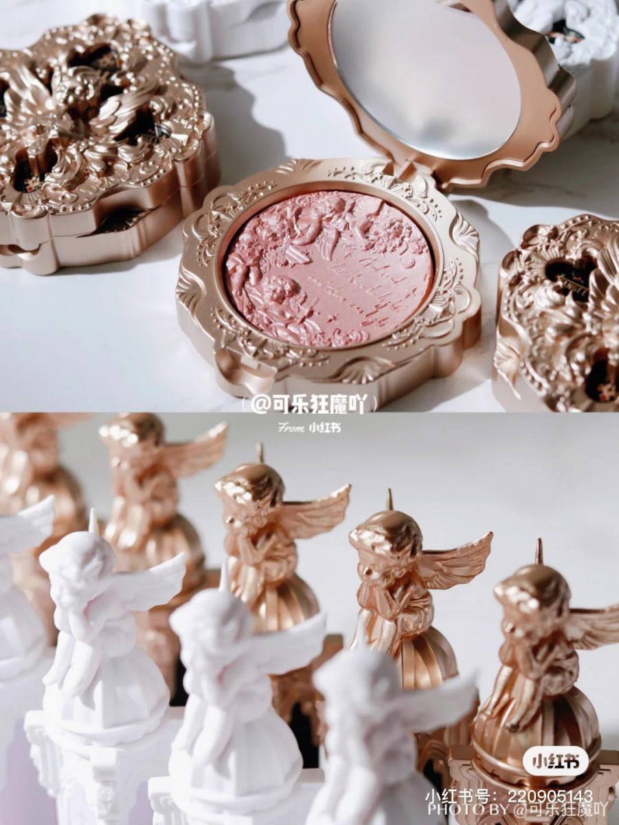 不少小红书网民冲着这波小天使系列颜值大赞道：「这是给人用的吗？这分明是给仙女使的化妆品」、「根本艺术品登记，买来都舍不得用！」、「妈耶花知晓真的太会了！」