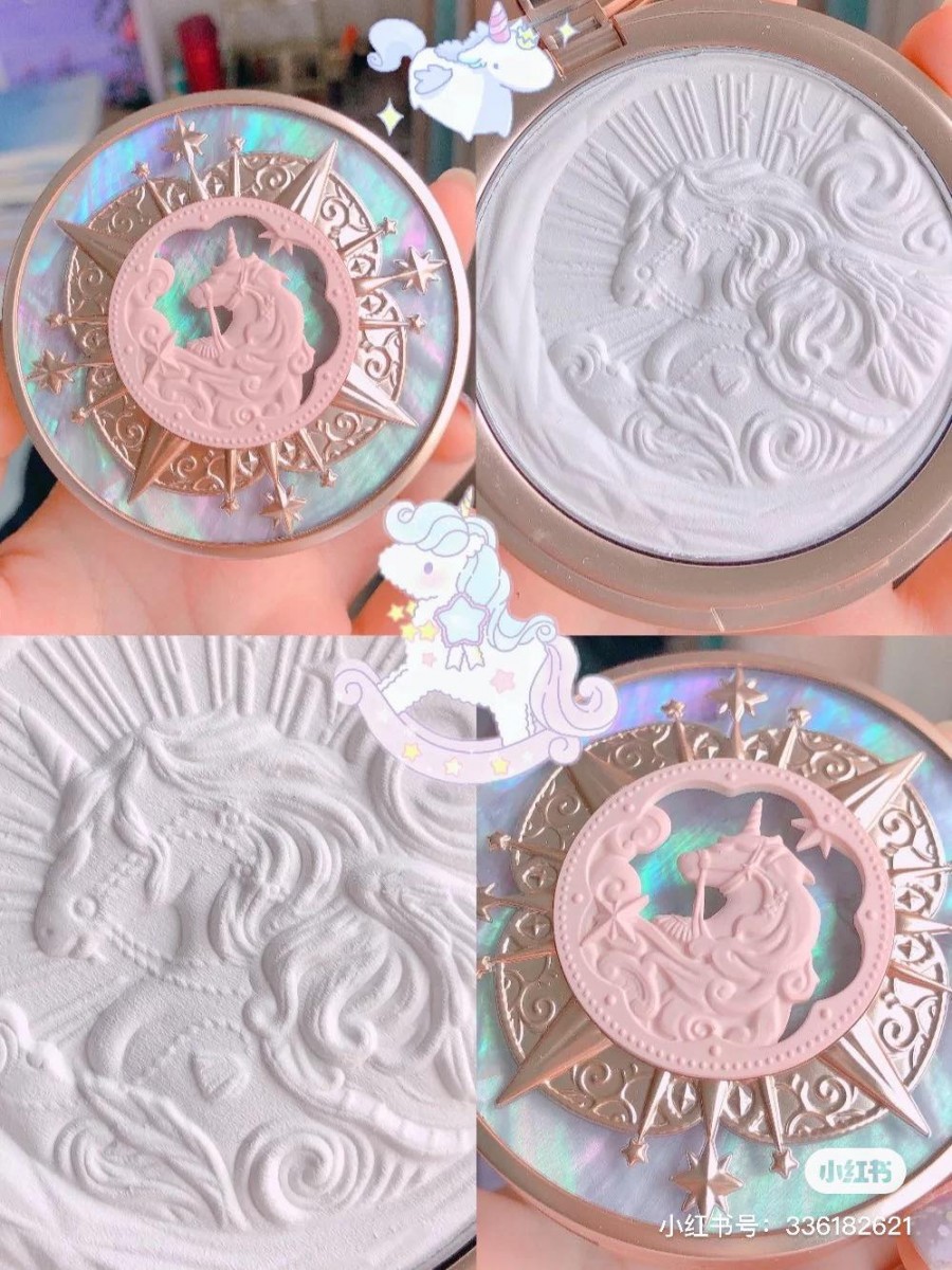 早前中国国产彩妆品牌「花知晓」联名日本Lolita服饰品牌推出的超梦幻独角兽浮蜜粉饼和腮红，也让不少女生毫无抵抗力原地交出钱包！（笑）
