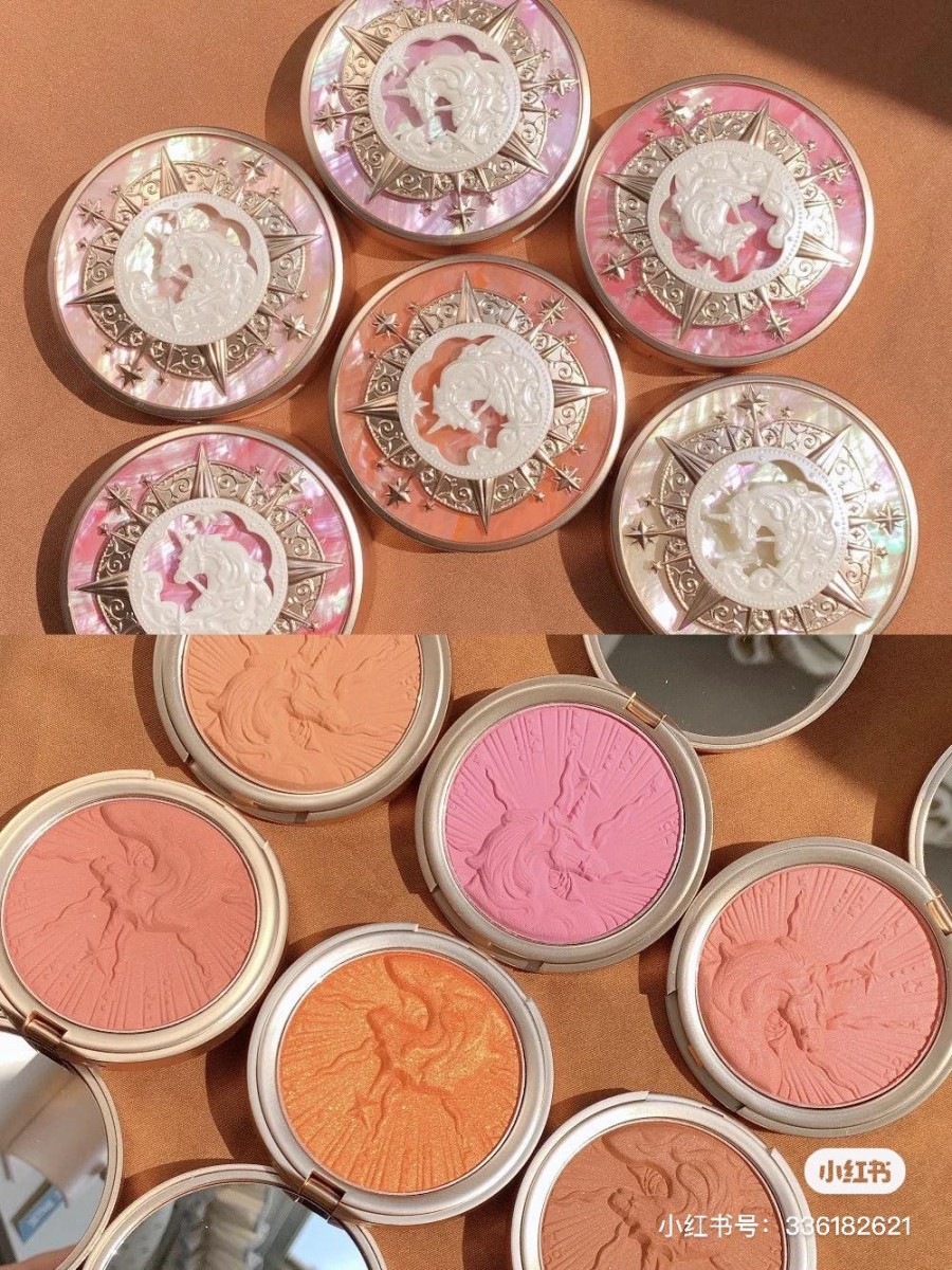 早前中国国产彩妆品牌「花知晓」联名日本Lolita服饰品牌推出的超梦幻独角兽浮蜜粉饼和腮红，也让不少女生毫无抵抗力原地交出钱包！（笑）