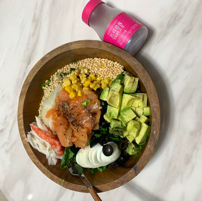 ✨ 摄取好油脂、多吃蔬菜 减肥期间除了多吃蔬菜,也要记得摄取好油脂以有效帮助分解体内脂肪;好油脂方面可以简单通过牛油果、乳酪等摄取~ 例如Soobin的减脂沙拉中就包含了高蛋白、低碳水、好油脂和多蔬菜元素,比起一般铺满蔬菜清淡到光看就觉得索然无味的减肥餐单,吃这种更有动力坚持瘦身吖(笑)