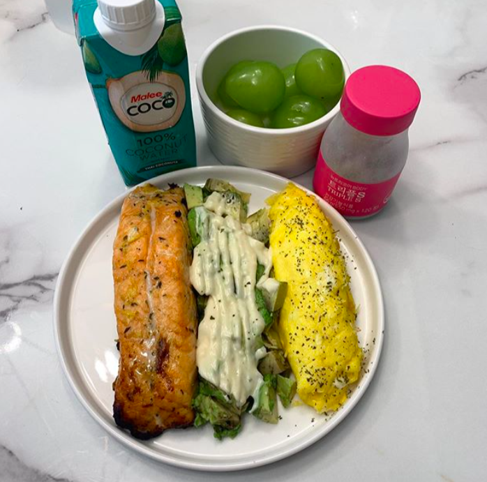 ✨ 高蛋白质+低碳水 细看会发现Soobin的减肥餐每一餐都依旧丰富,但都以高蛋白质食材为主食、且都是原型食物,淀粉类食物明显减少。热量低营养价值又高的海鲜、高蛋白质牛排都是Soobin推荐的美味减脂餐必备,将它们当成主食取代掉碳水化合物摄取,美味又健康而且超有食欲~