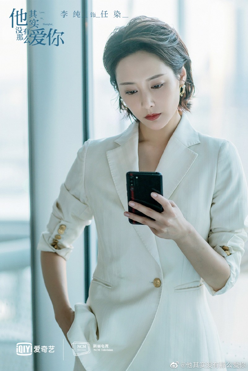 5、后来小女孩长大了，发现这个世界和童话里不一样。很努力，但未必会赢；喜欢一个人，也未必会在一起。 6、墨菲定律认为，事情往往会朝着最坏的方向发展；而现实中我们总把事情往好处想。然而生活中另一条不变的定律是，无论你如何努力、多么投入，都难免会犯错、难免伤及他人、难免让自己心碎。如何面对疼痛，取决于我们自己；有人欣然接受、有人积极治疗、有人主动忽略，而有些人宁愿选择独自硬撑过去。