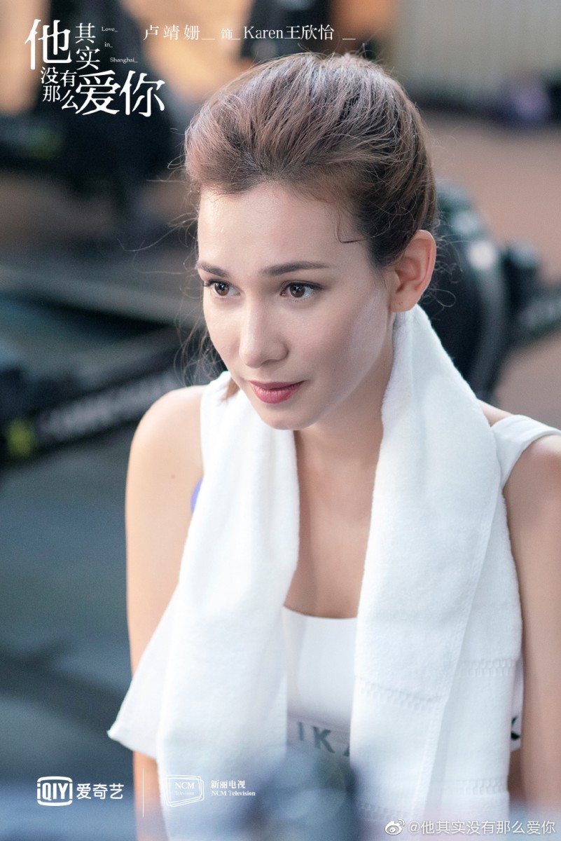 3、工作只是工作，并不是生活的全部。 4、「坚强」…多乏味的词语，听了让人心烦。我们为什么不能忘记坚强，遵从自己的内心呢？人生总是有很多看上去越不过去的难关，不是每一个人每一次都能够劈风斩浪的，只是暂时地熬过、挺过而已。每天给自己塞满各种事情，渐渐地时间疗愈了一切；工作中降龙伏虎、情路上扑倒再战。谁不是一边绝望，一边用力生活？谁不是有一大堆压力和难题？…有的时候可能我们只是不希望别人失望，于是把坚强活成了本能。