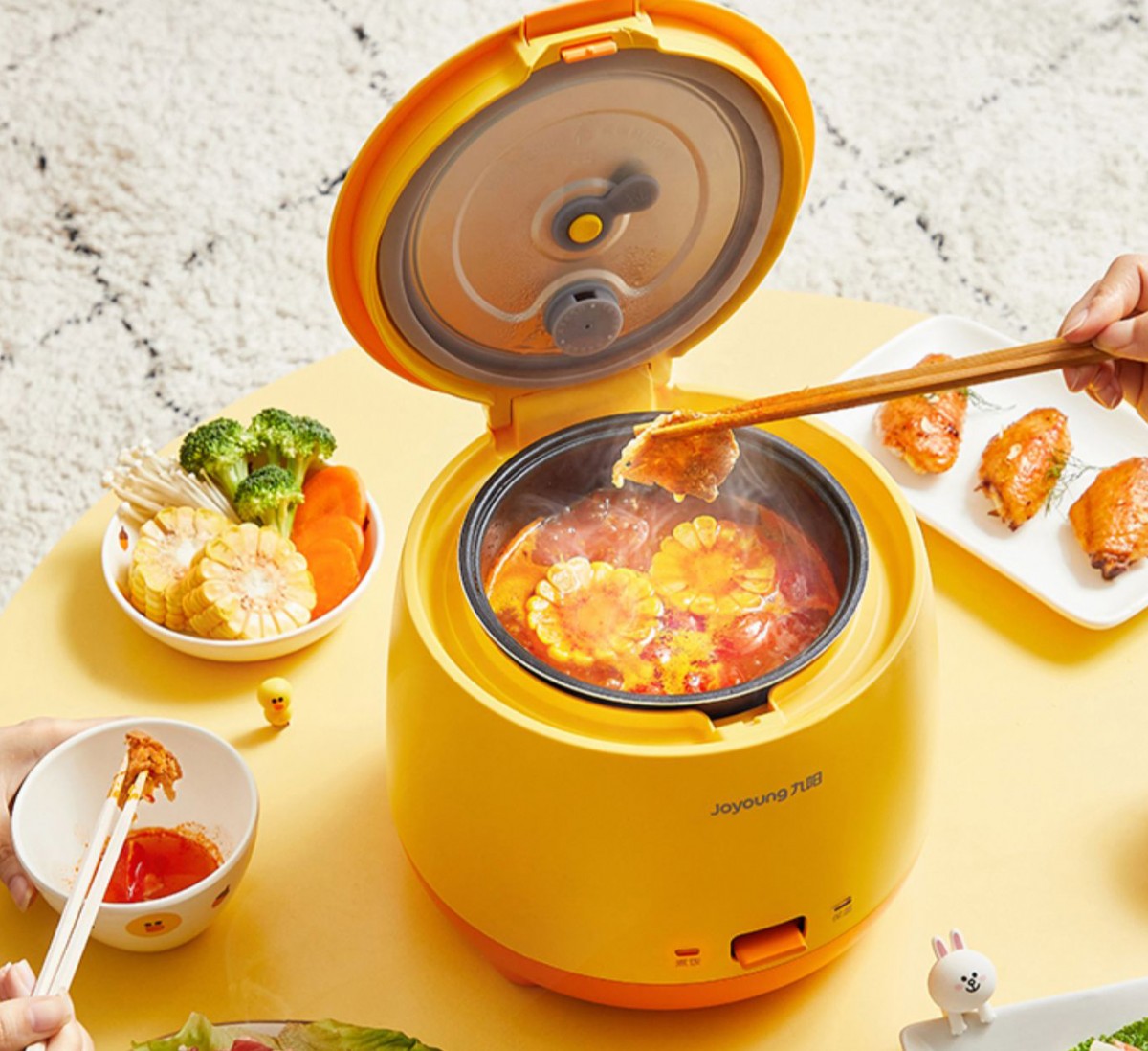 1.5L容量的小电饭锅,煲饭之余还能用来煮面、煮火锅和煲汤,特别适合一人食或两人共享~一键懒人式操作太适合平时需要忙碌于工作学习的Girls啦~ RM189 >> 链接