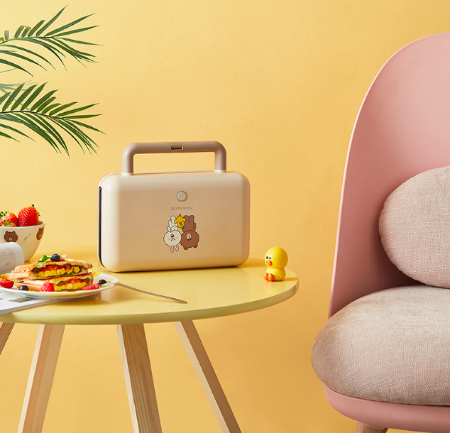 近期网上特别火的「多功能早餐机」,你拥有了吗?不妨考虑入手这款双盘设计的Line Friends早餐机,不仅可以做出好吃的三明治,还能当平底锅用做慢煎料理。特别精致的手提包形设计,随便摆在家中一处还能成为可爱点缀吖~ RM268 >> 链接