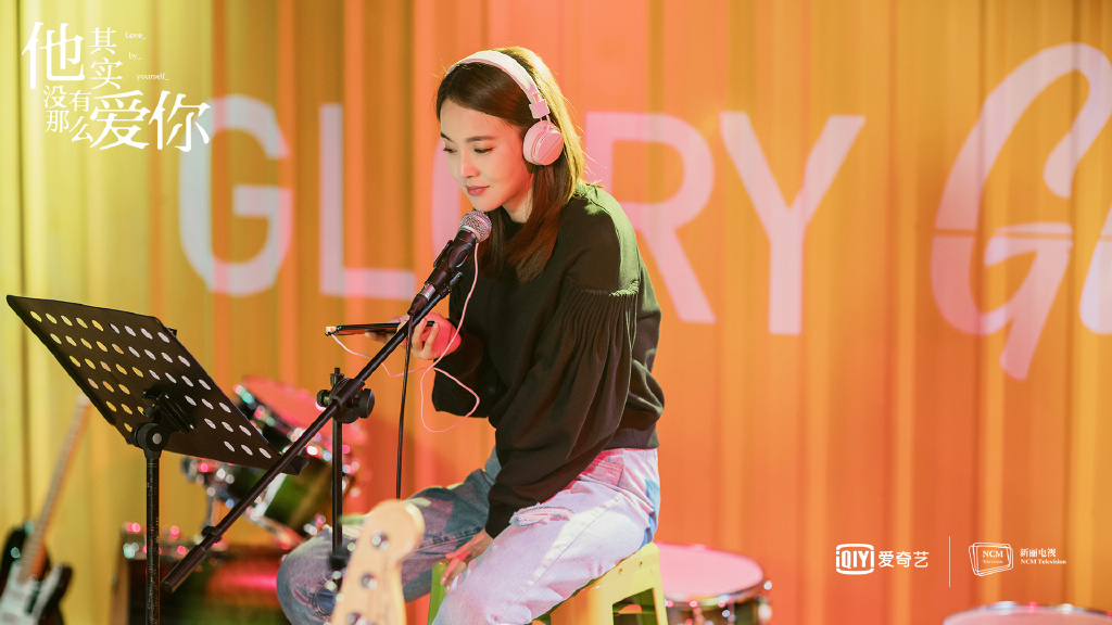 8、我们总是奋不顾身滴地掉进爱情这个黑洞里，因为不想让对方伤心、因为不想让对方尴尬、因为不想让对方失落。我们把自己变得很忙，忙着把自己变成另外一个人。我们在感情里玩小把戏，我们都有着自己的小秘密；我们真正想做的只是想把彼此紧密地联系在一起。我们是否可以，先从对自己诚实一点开始…会比较好呢？