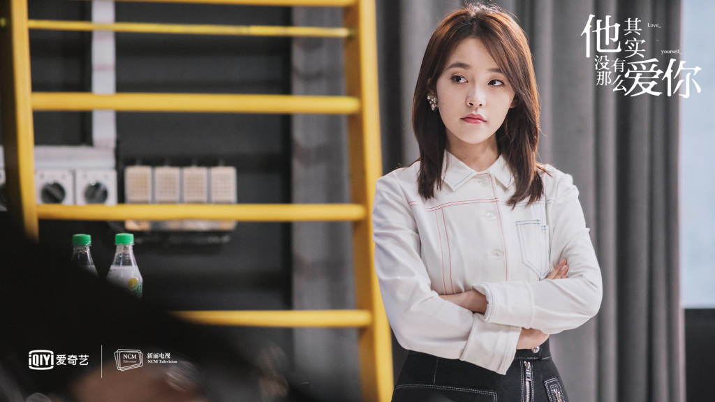 4、两个人活到一把年纪还是愿意去携手包容、去接受这种平淡又会让人无限焦虑的人生；这才是人世间最大的深情厚谊。