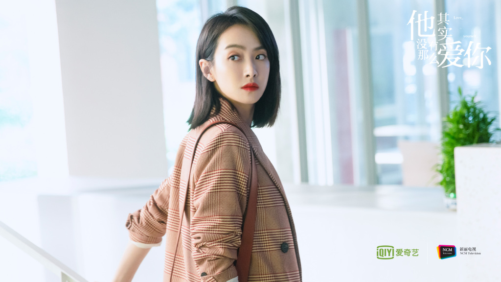 6、女人最大的懂得，不是努力地成为男人的女人；而是相较于被男人喜欢的你，更应该成为被自己喜欢的你。爱人七分足矣，剩下三分更爱自己。