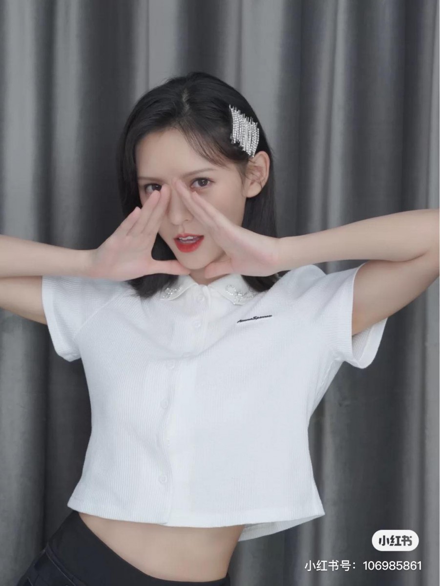 上周给想瘦腰腹部的Girls详解了昆凌的瘦身操，大家都有抓紧下班/放学后的时间练习吗？除了昆凌站着练习的瘦腰腹动作，下面再给女生们找来「小腰精」张予曦在小红书上推荐过的跪坐+仰卧瘦腰秘诀，只需3个动作、坚持练习你也能快速GET平坦腹部小蛮腰～