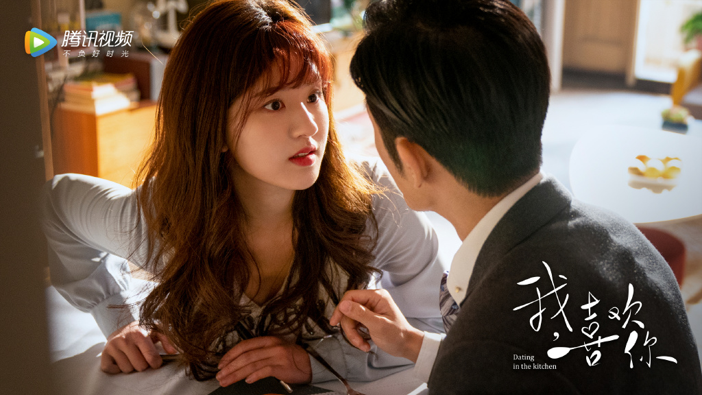 ✨ 看点三：「甜的到位、撩的到位、笑的到位」 除了笑料超到位，剧中CP撒糖和霸总撩妻场面毫不吝啬大放送～绝对是本季看得最过瘾的沙雕下饭小甜剧！