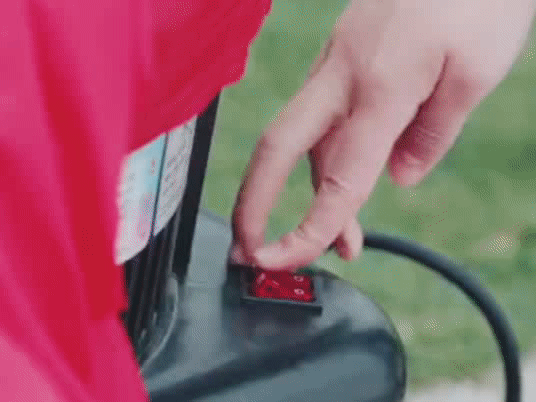 聊着电话莫名因顾胜男开启的充气娃娃弹中掉进水里…