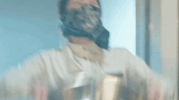 沙雕地拿着雪茄欲灭火，结果被顾胜男误以为是纵火者洒了一身水；