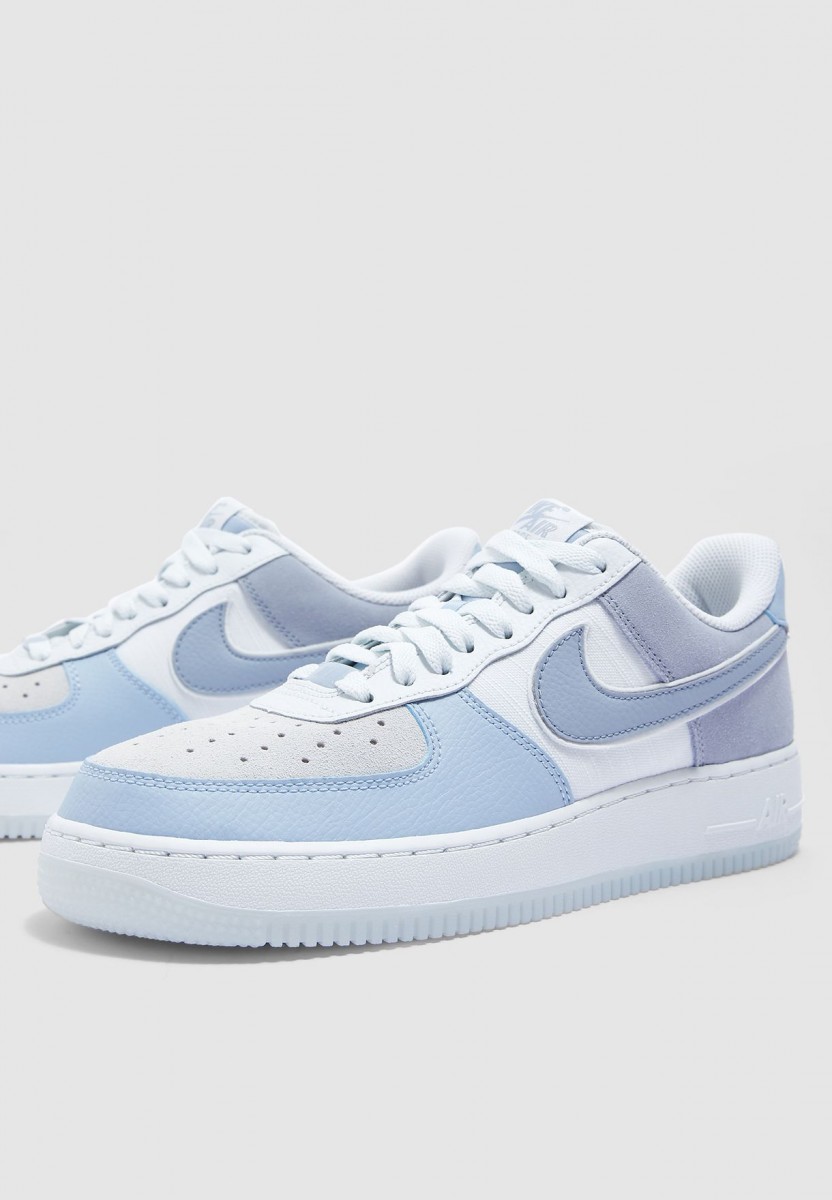 ✨ 绝美灰蓝白拼接 Nike Air Force 1 ‘ 07 LV8 相比起单色或白蓝配色,这款灰x蓝x白神仙配色空军一号真的太抓眼球惹 😍 整体配色和廓形特别率性的同时又不失女孩感~