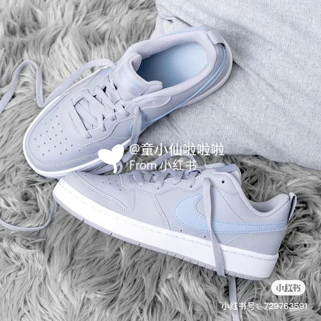✨超温柔雾灰蓝色 Nike Court Borough Low 低饱和度灰色为主调,勾勾标志则采以柔蓝色,整体灰蓝色系展现了温柔甜美感!