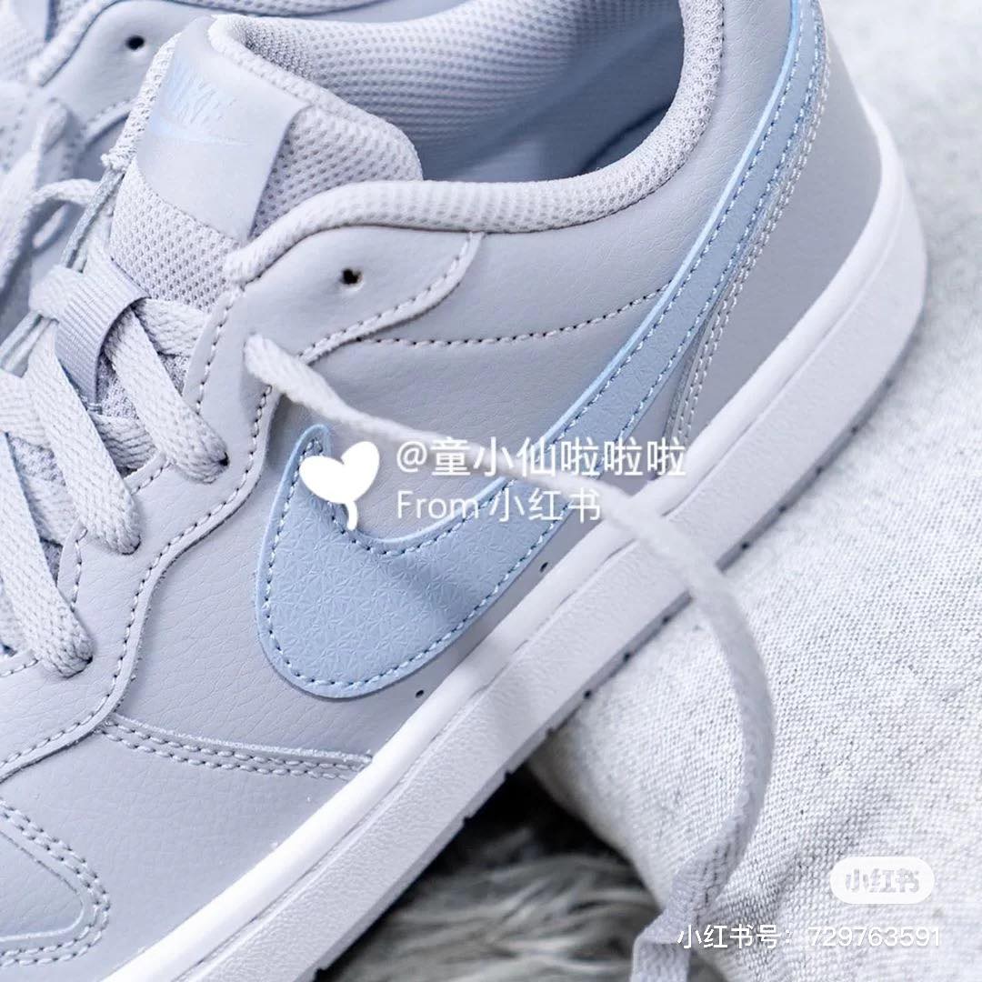 ✨超温柔雾灰蓝色 Nike Court Borough Low 低饱和度灰色为主调,勾勾标志则采以柔蓝色,整体灰蓝色系展现了温柔甜美感!