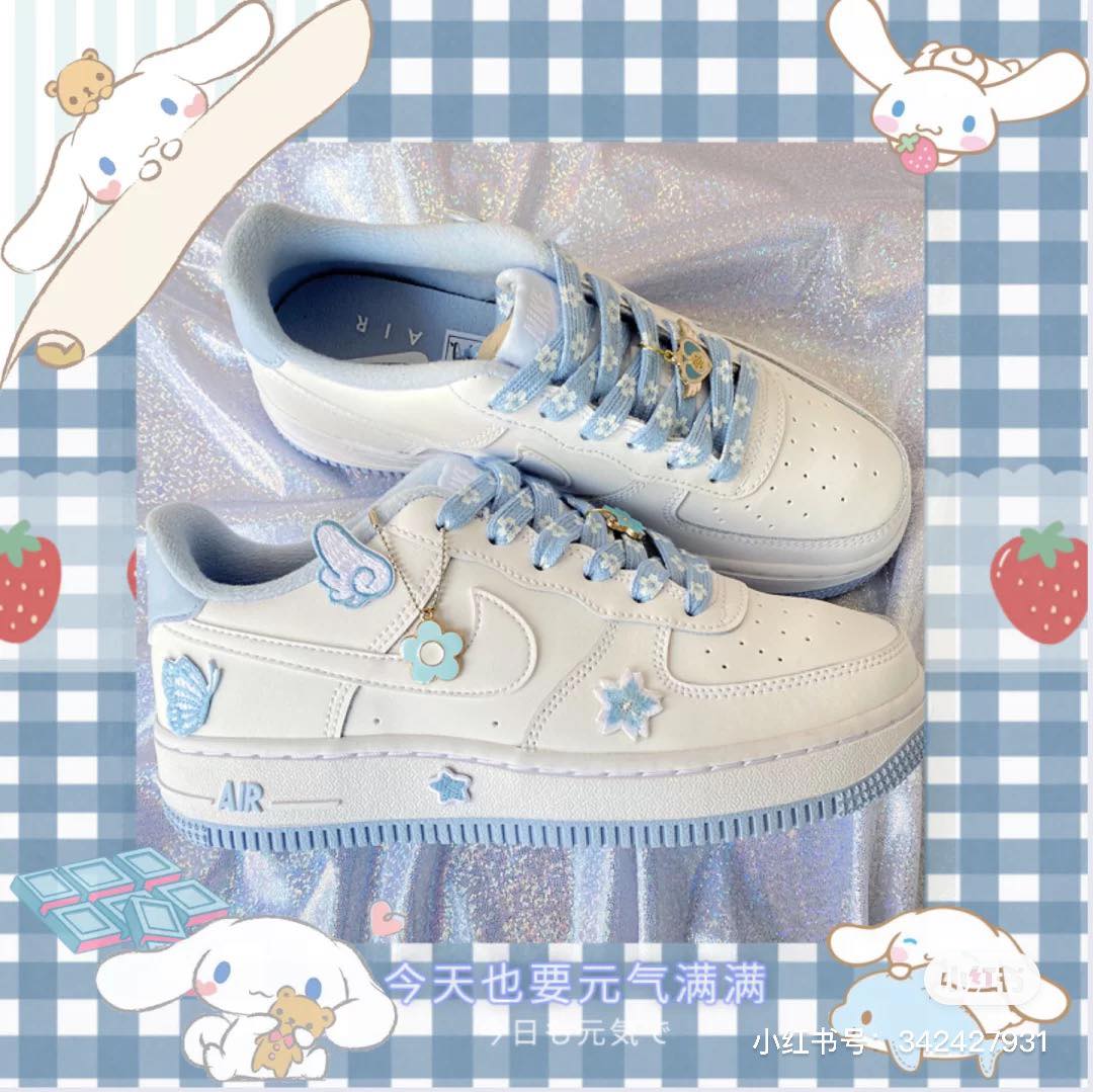 ✨夏日治愈系白蓝色 Nike Air Force 1 Low White Hydrogen Blue 奶白色配上淡淡的天蓝色,根本夏日治愈色系有木有!😍 小红书博主戴戴还特别买了宝宝蓝色系鞋带和DIY刺绣布贴加以点缀,效果更加让少女们怦然心动啊~