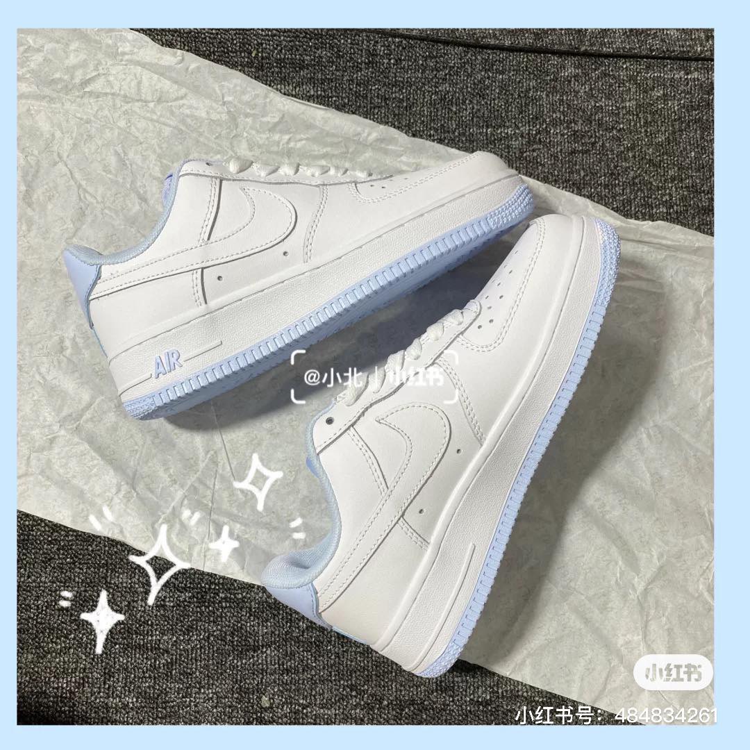 ✨夏日治愈系白蓝色 Nike Air Force 1 Low White Hydrogen Blue 奶白色配上淡淡的天蓝色,根本夏日治愈色系有木有!😍 小红书博主戴戴还特别买了宝宝蓝色系鞋带和DIY刺绣布贴加以点缀,效果更加让少女们怦然心动啊~