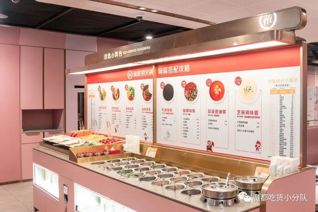 墙面、沙发座椅、酱料台、美甲服务区都是柔嫩至极的粉嫩嫩配色,陈列架搭配了童谣少女心爆棚的玫瑰金色,这样的氛围绝对会让女生们怦然心动啊!