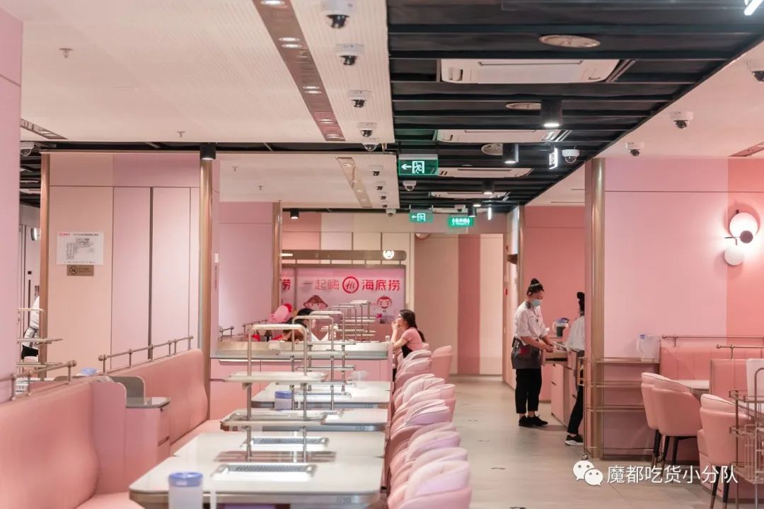 墙面、沙发座椅、酱料台、美甲服务区都是柔嫩至极的粉嫩嫩配色,陈列架搭配了童谣少女心爆棚的玫瑰金色,这样的氛围绝对会让女生们怦然心动啊!