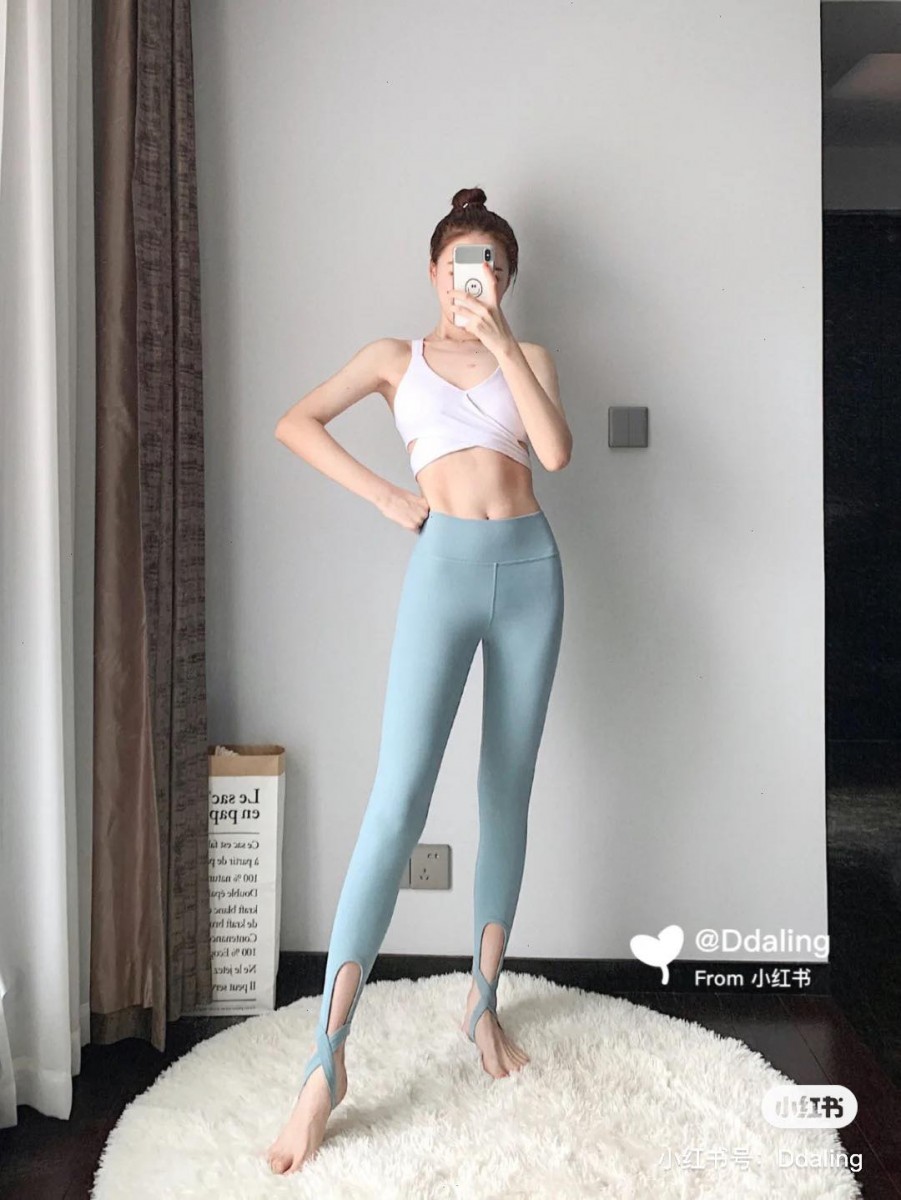 转发收藏吓不走身上的脂肪肉肉，运动才可以吖（笑）即便是简单拉伸操，只要坚持做也会逐渐看到身材变化哟！今晚起放下手中宵夜零食、减少10分钟滑手机或追剧时间，在睡前开练以上这组快速瘦腰瘦腿动作吧～