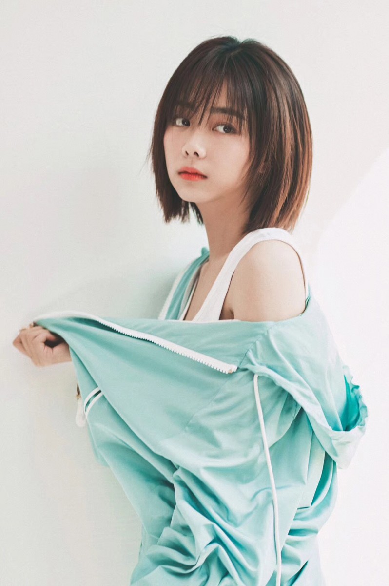 5、脸型  承接上一点,短发会将视觉中心着重在眉眼鼻子处,相当于可以帮助弱化下颌角至下巴处的脸型缺点。比如方脸和圆脸女生可以选择耳下3-5公分的过耳短发、或更长一点的及肩锁骨发,用以修饰脸型。博主Summer 本身属于方脸型,长发时期容易凸显下颌角较突出的问题;后来剪了及肩短发后更好地修饰出精巧小脸即视感。圆脸女孩不妨可以参考谭松韵的刘海+层次剪短发~