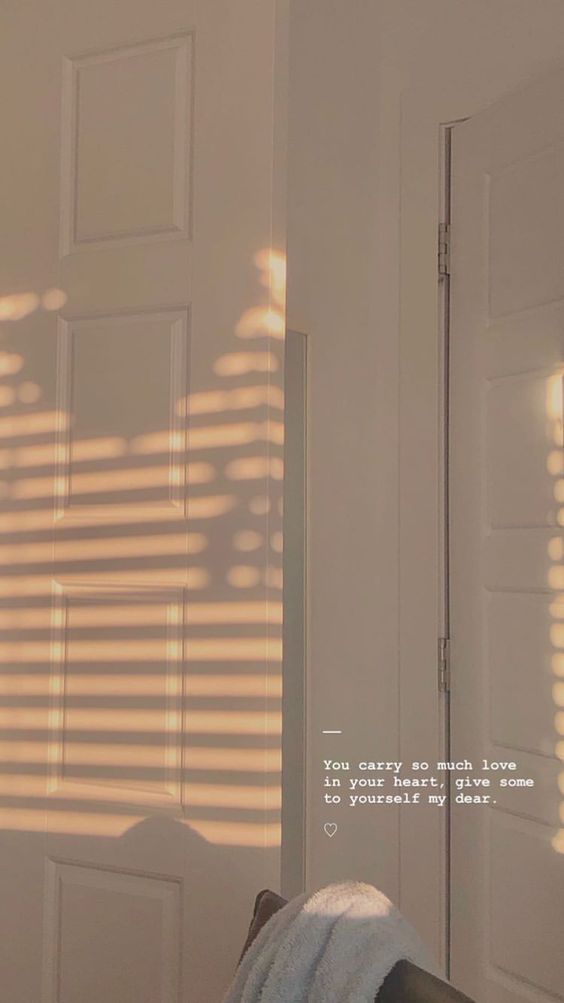 励志语录手机桌布Wallpaper: 「You carry so much love in your heart, give some to yourself my dear ❤️ 用心地去爱值得爱的人之余,亲爱的,请记得也要爱自己哟!」